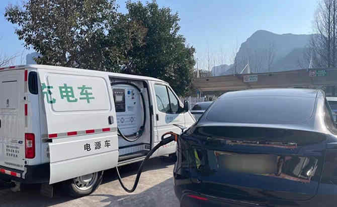 措美汽车搭电